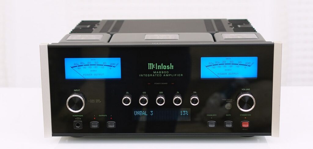 McIntosh MA 8900