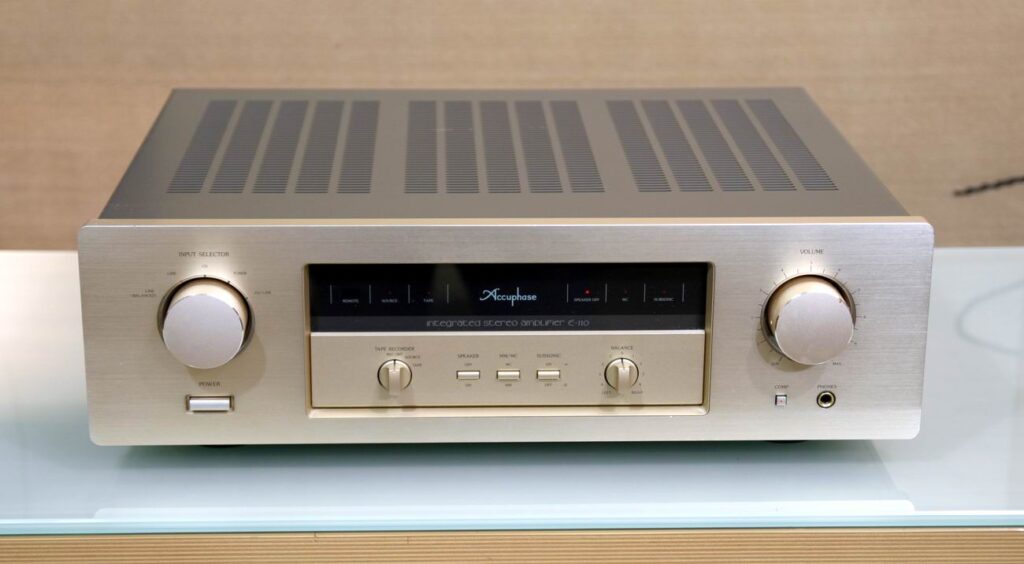 Accuphase E210