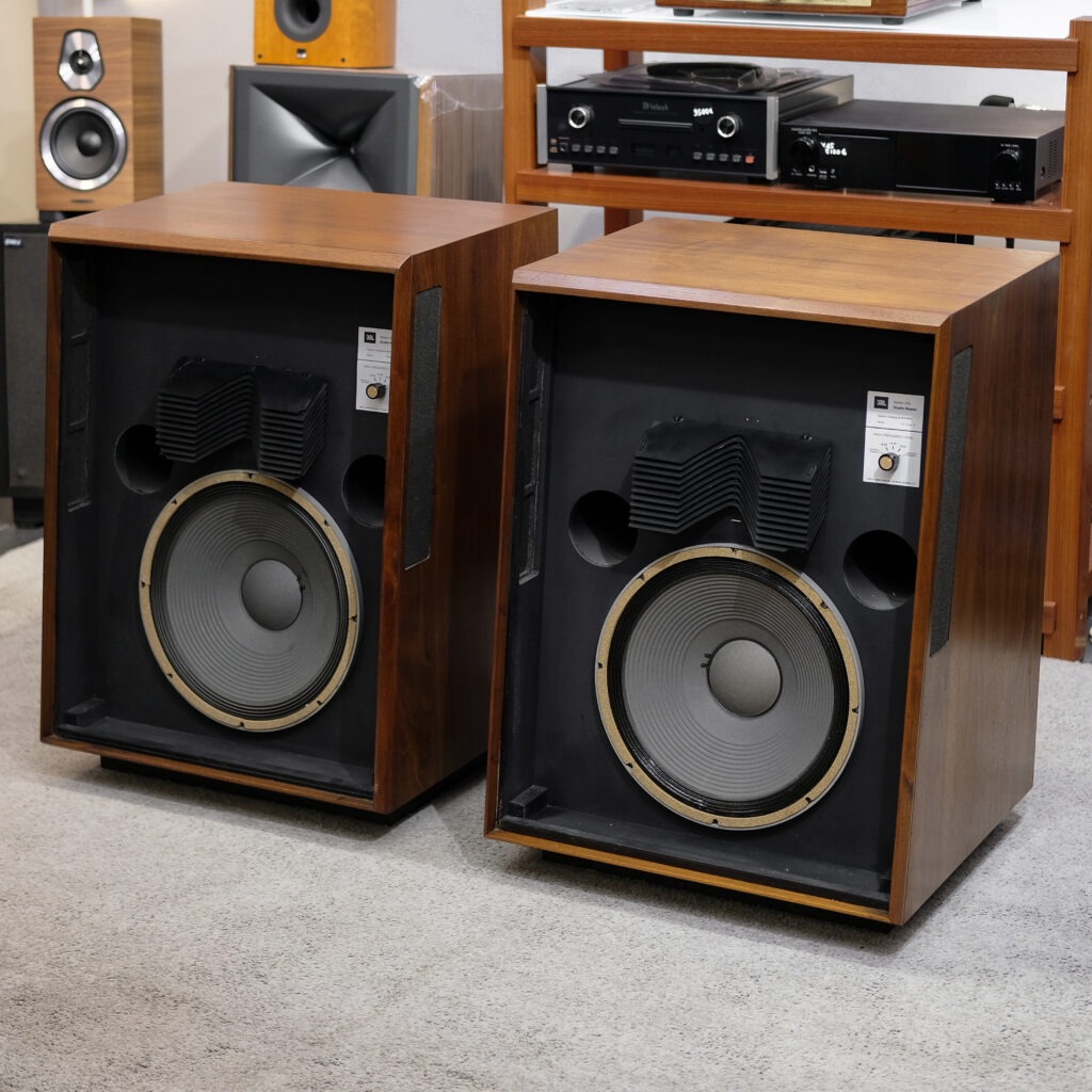 JBL L200