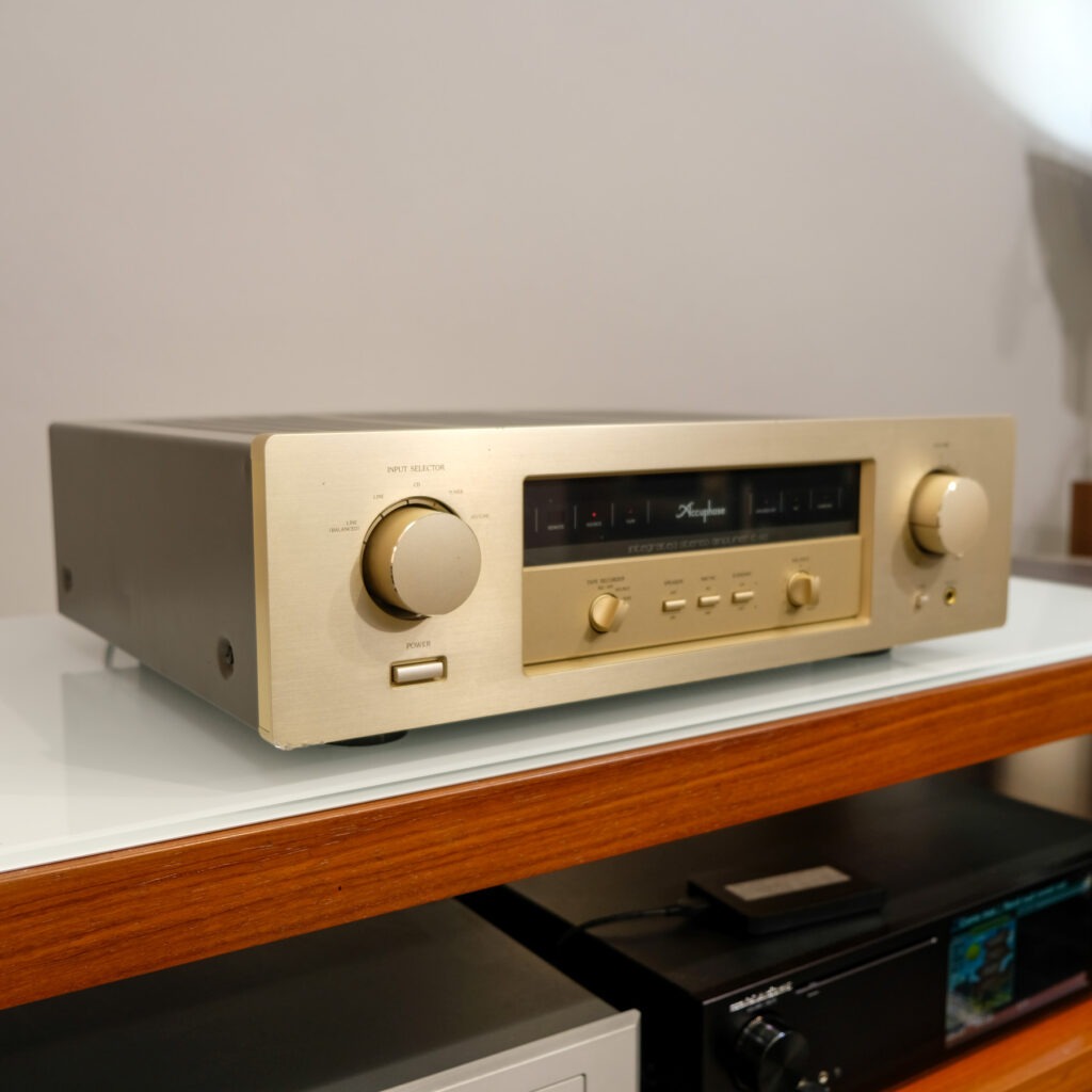 Accuphase E210