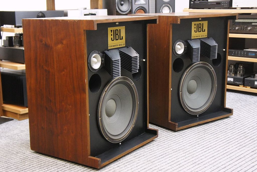 JBL L200