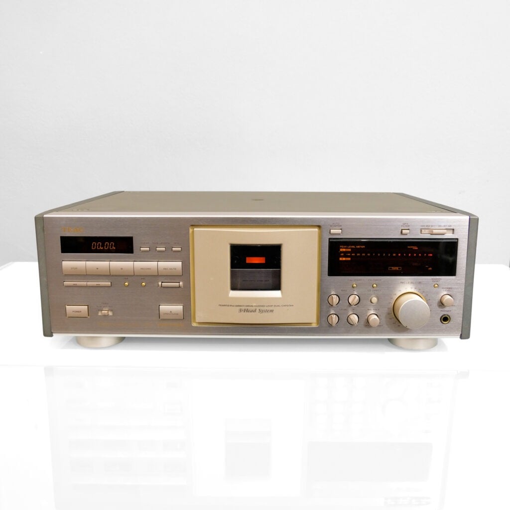 Teac V-7000