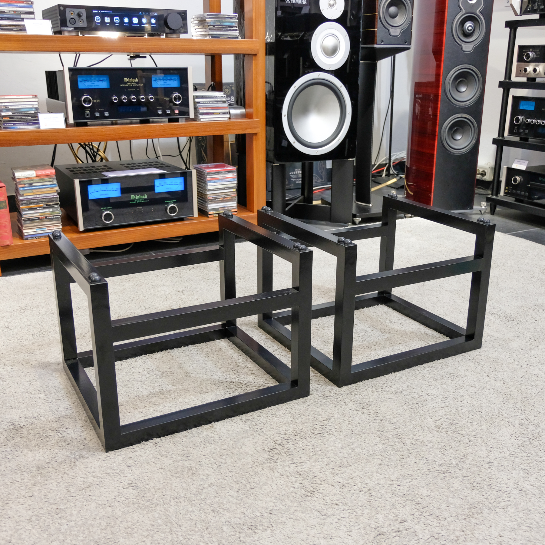 Coppia stand per diffusori
