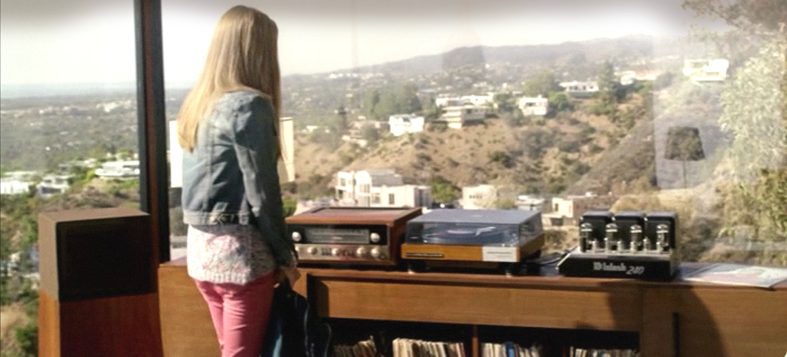 L'impianto di Harry Bosch nella serie TV Bosch: diffusore in legno, sintonizzatore, giradischi e finale McIntosh MC240 sulla credenza