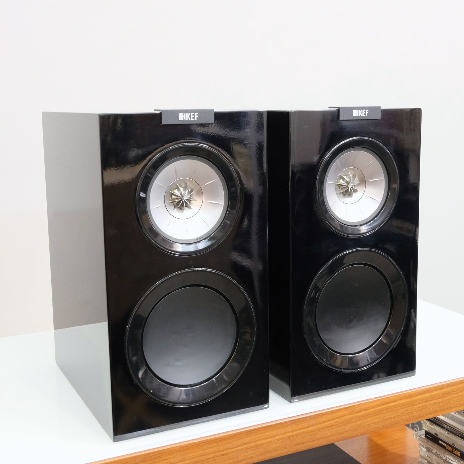 KEF R300