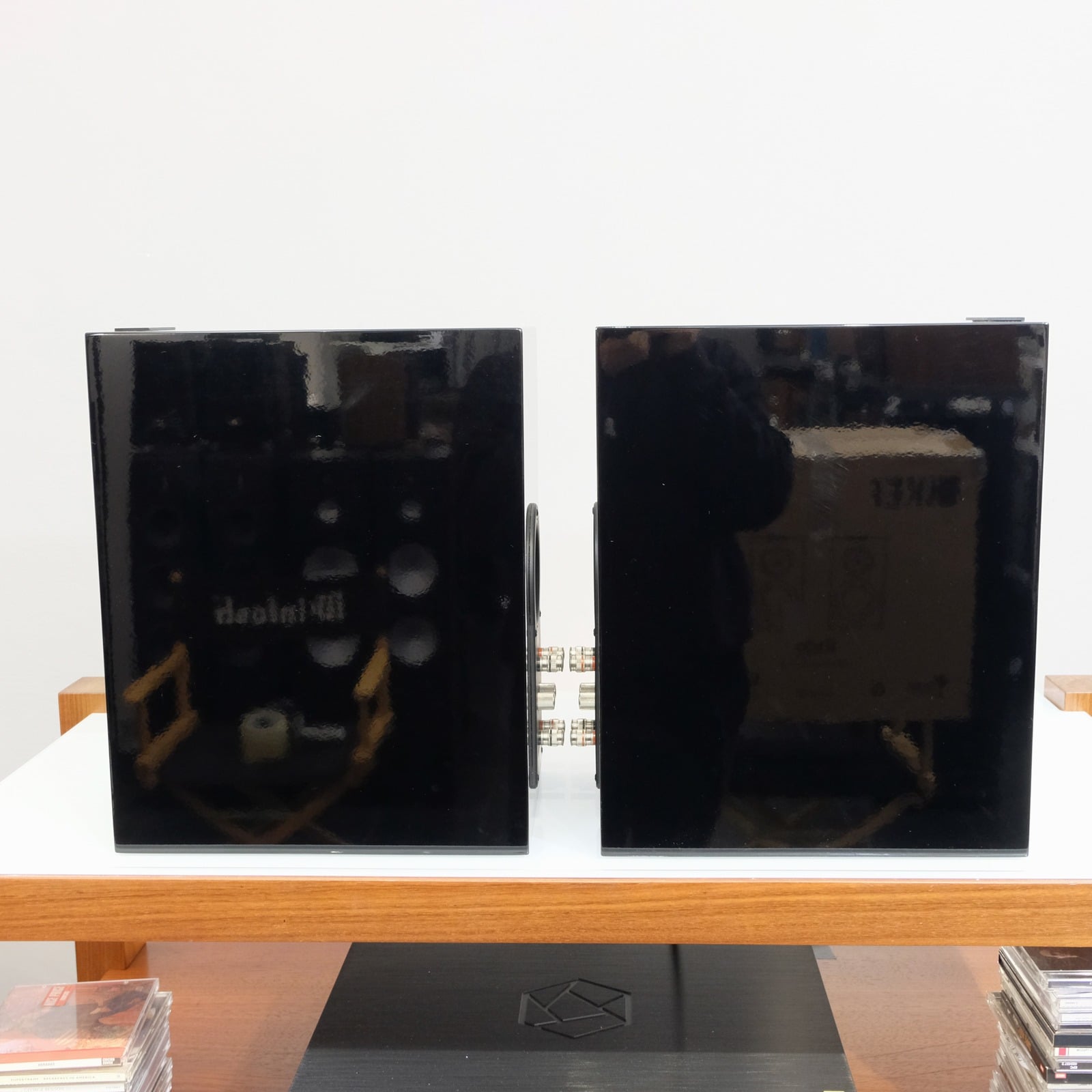 KEF R300
