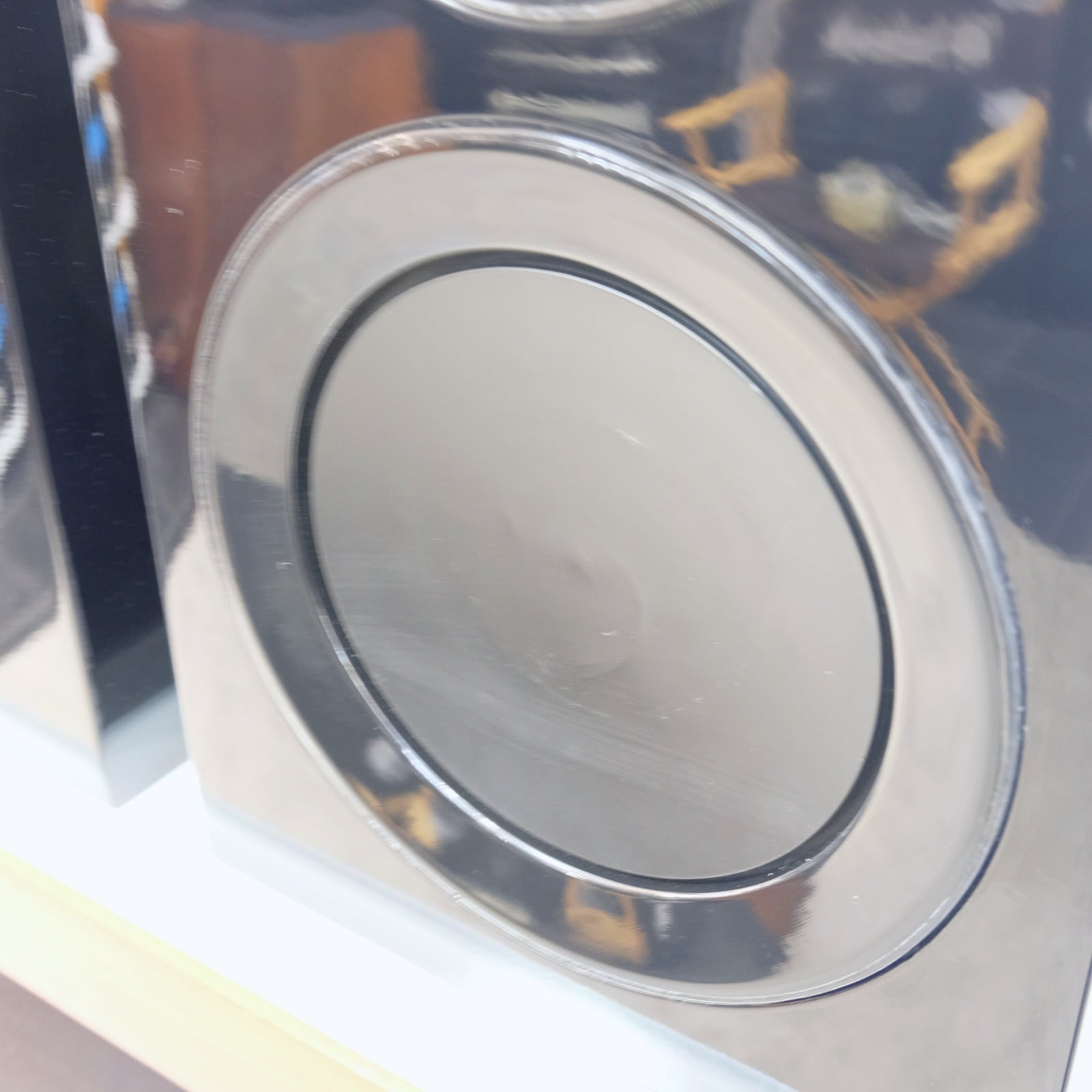 KEF R300