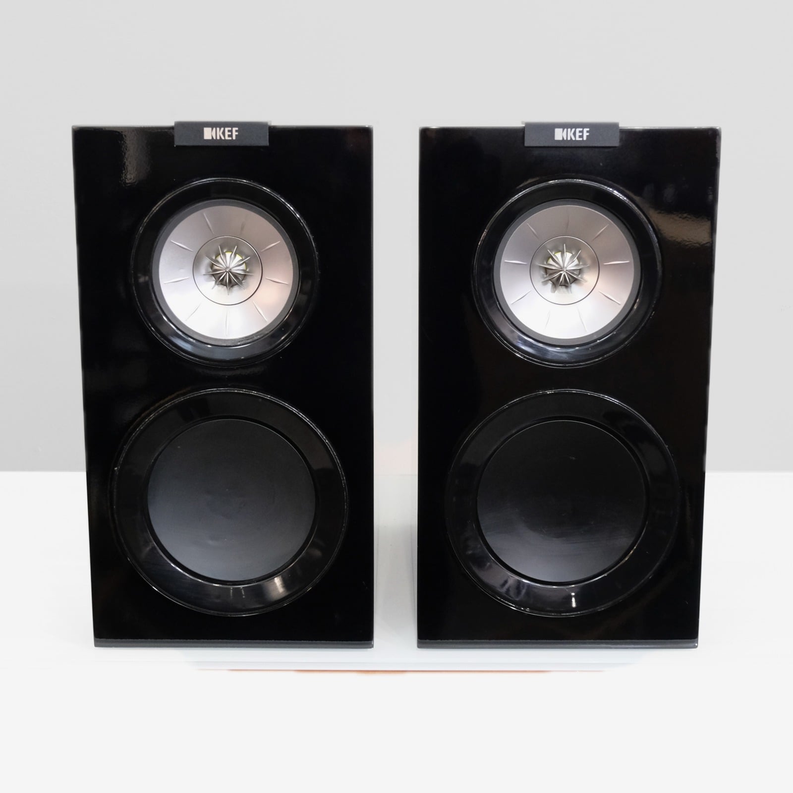 KEF R300