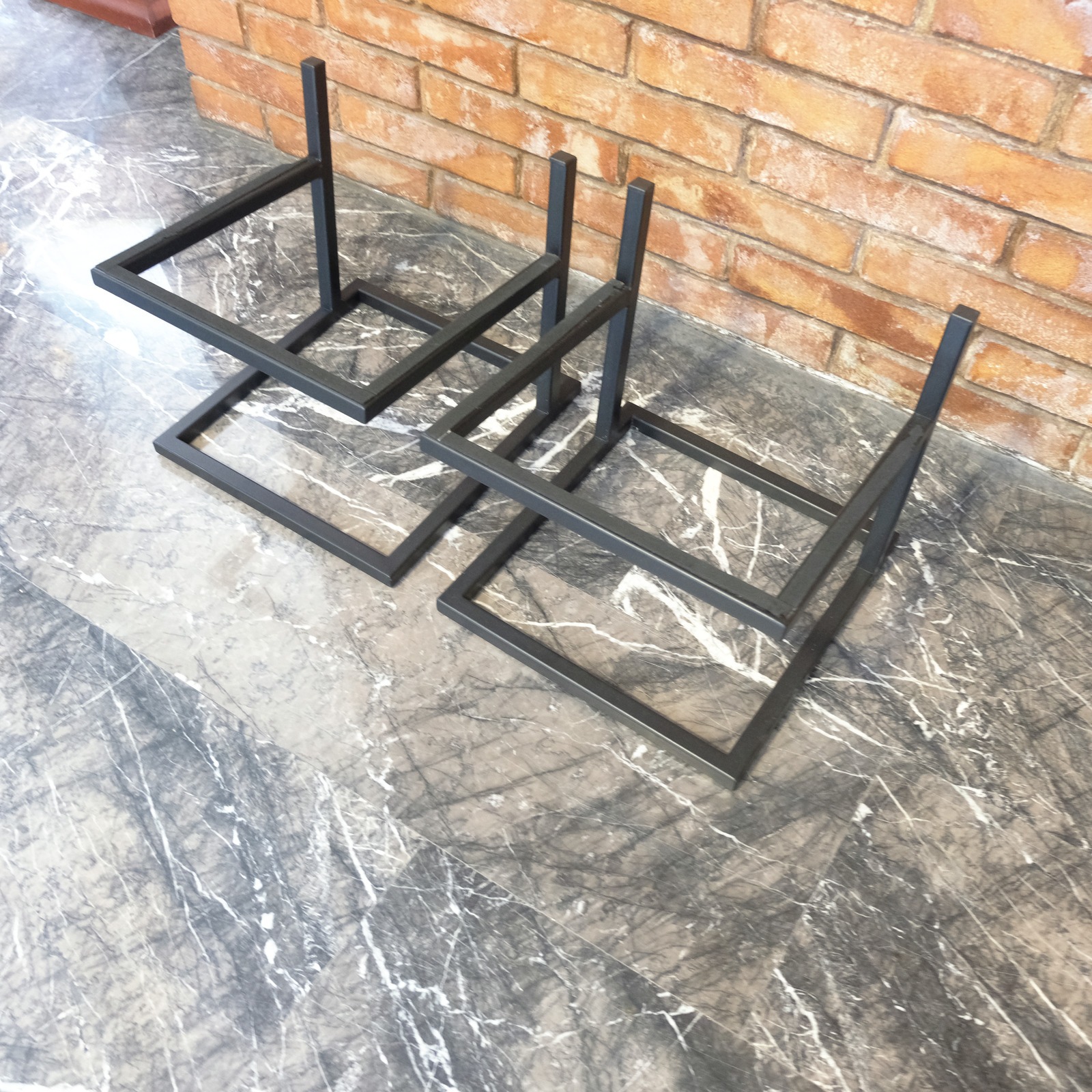 Stand per diffusori in metallo nero stile JBL (coppia)