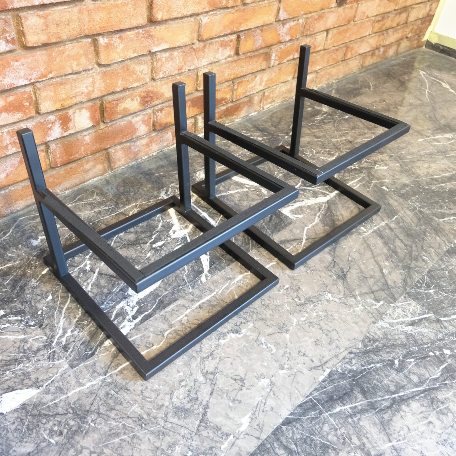Stand per diffusori in metallo nero stile JBL (coppia)