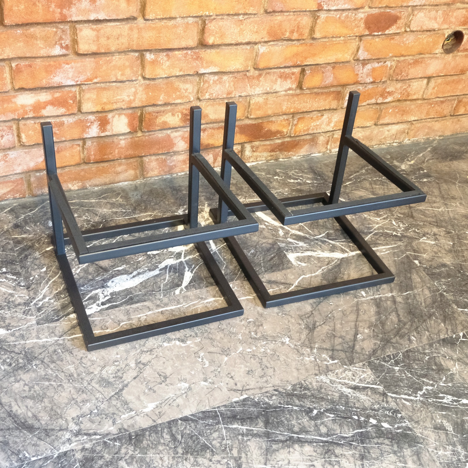 Stand per diffusori in metallo nero stile JBL (coppia)