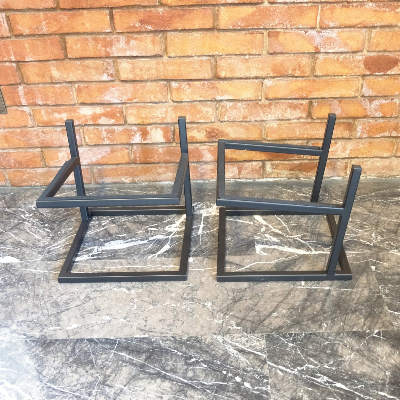 Stand per diffusori in metallo nero stile JBL (coppia)