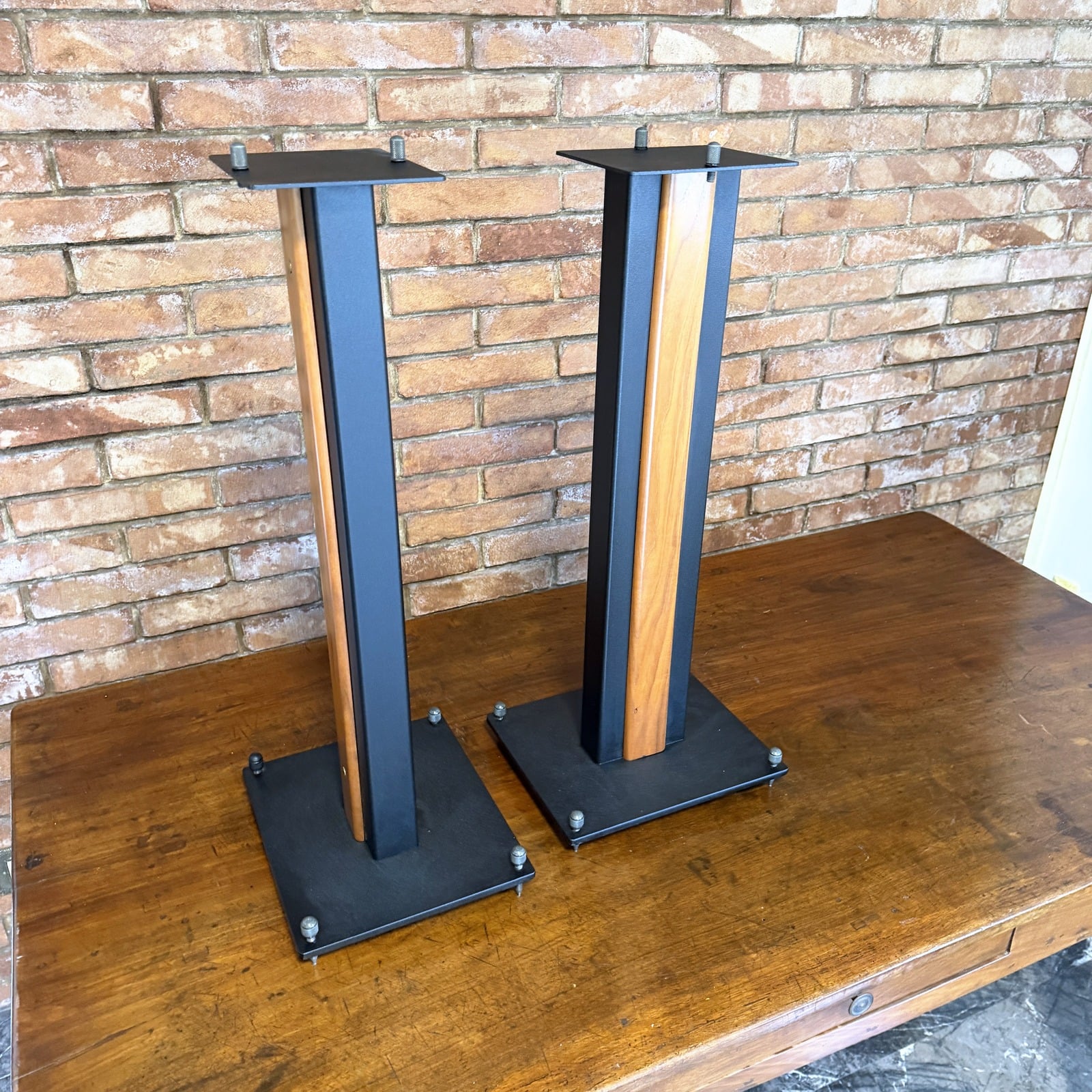 Stand Sonus faber in acciaio e noce