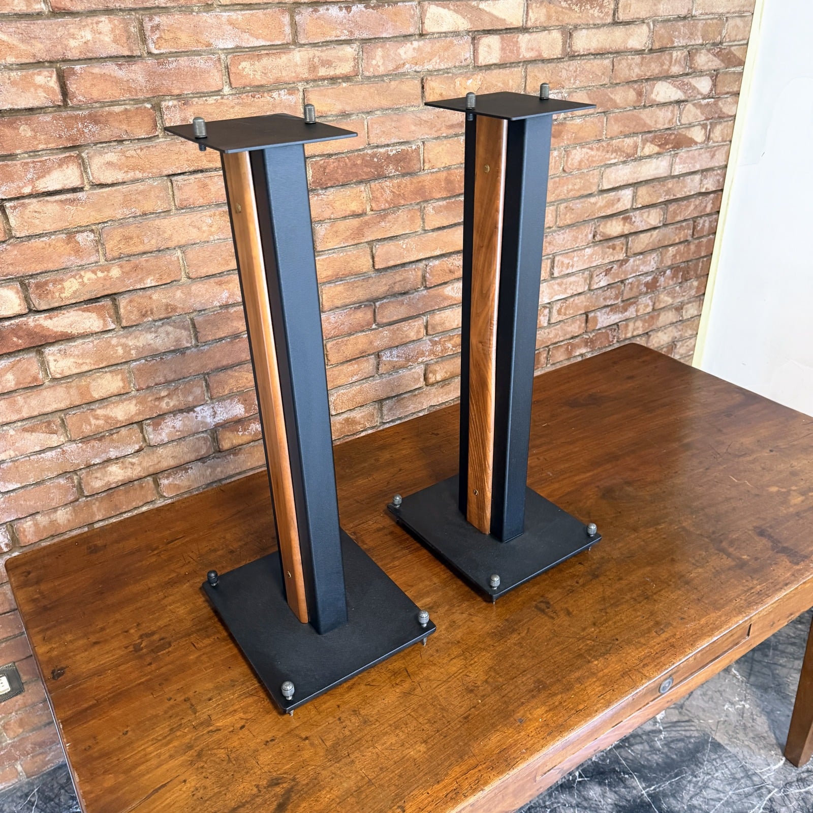 Stand Sonus faber in acciaio e noce
