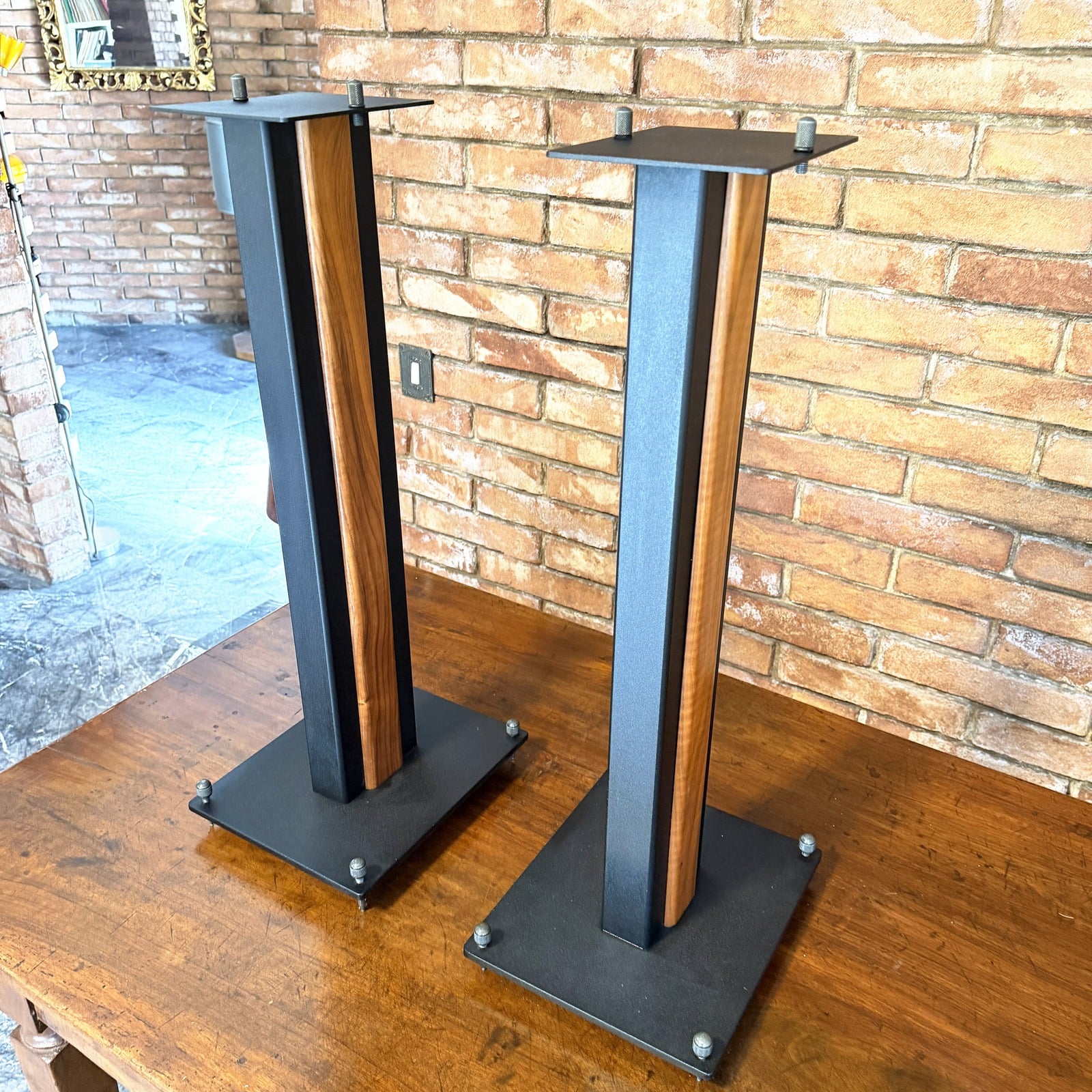 Stand Sonus faber in acciaio e noce