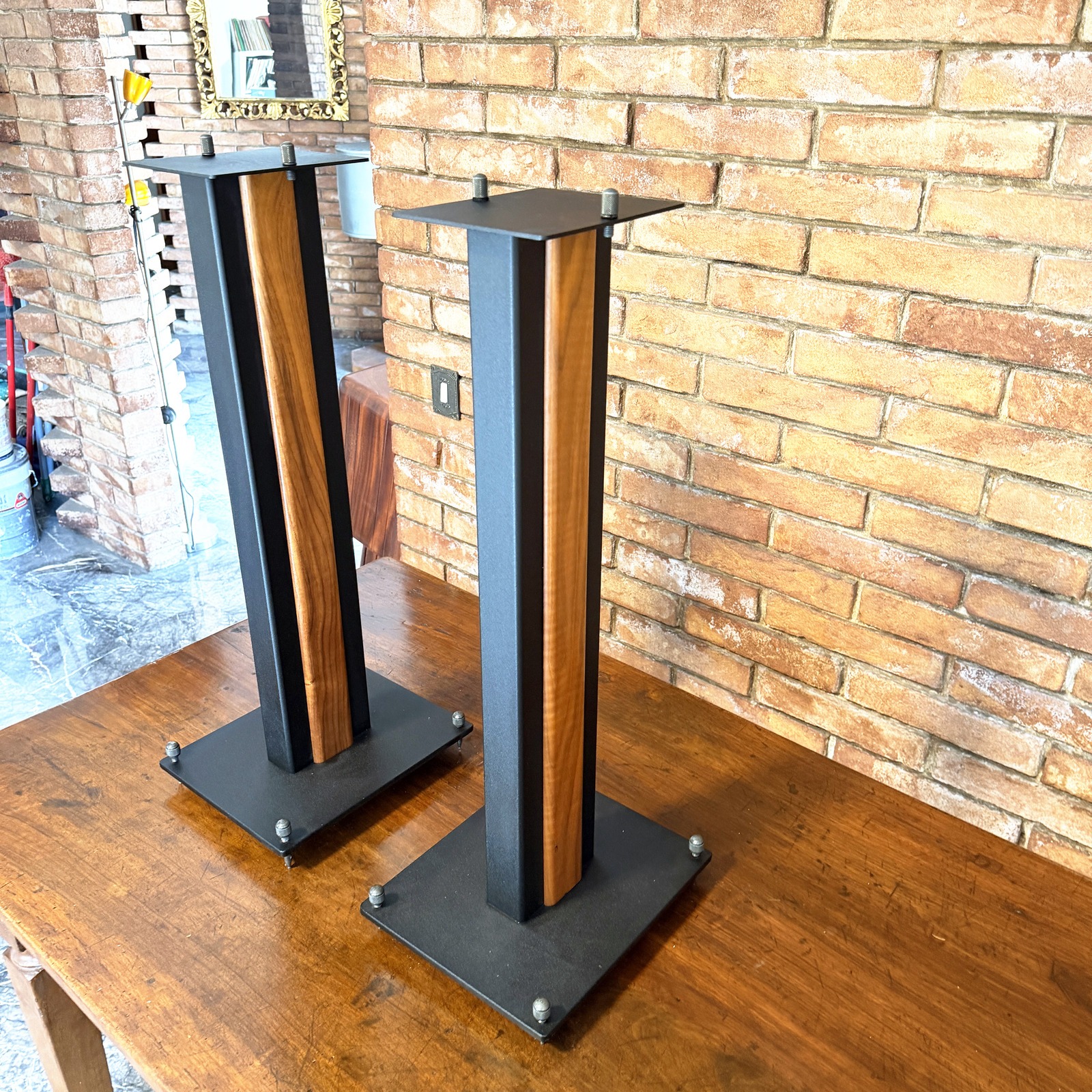 Stand Sonus faber in acciaio e noce