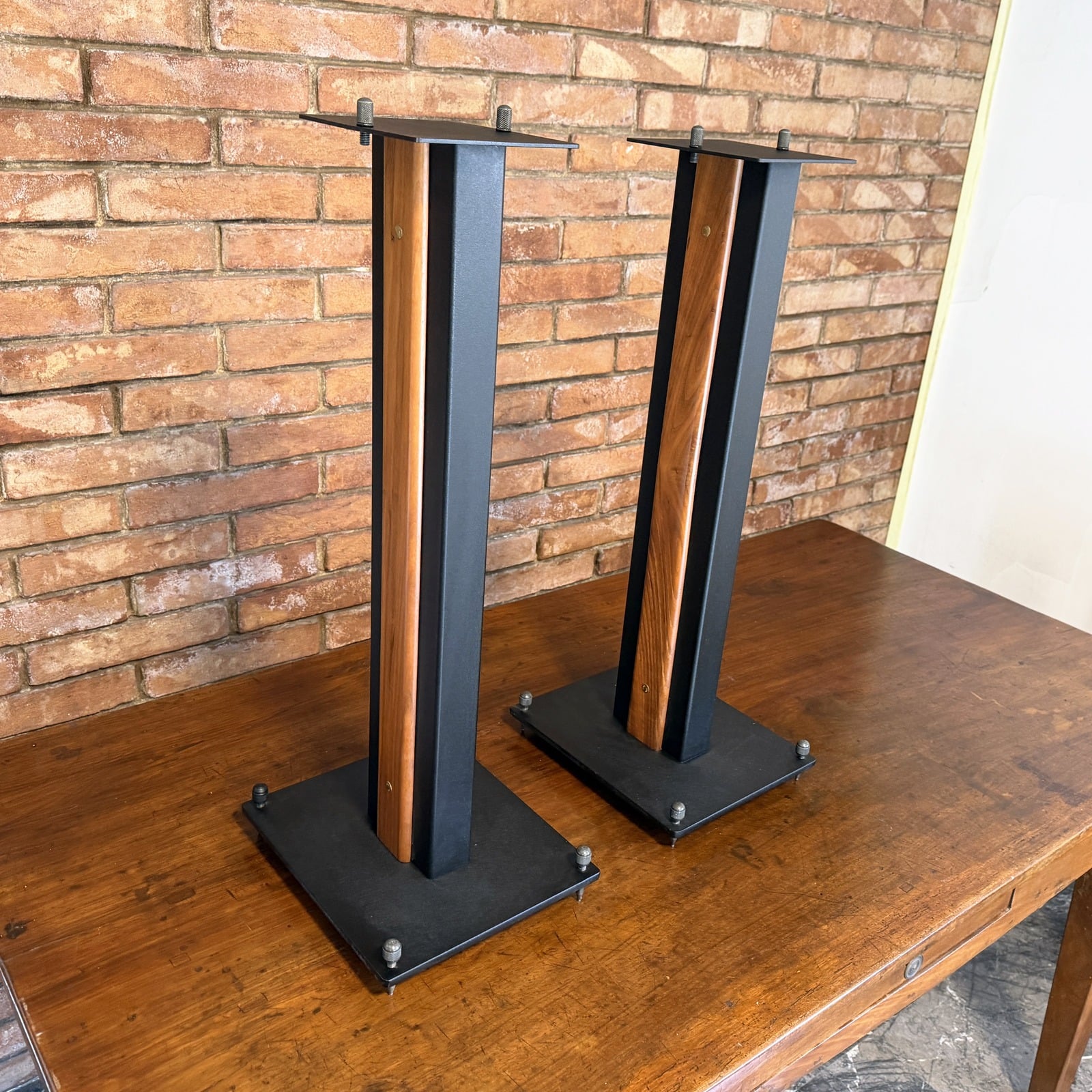 Stand Sonus faber in acciaio e noce