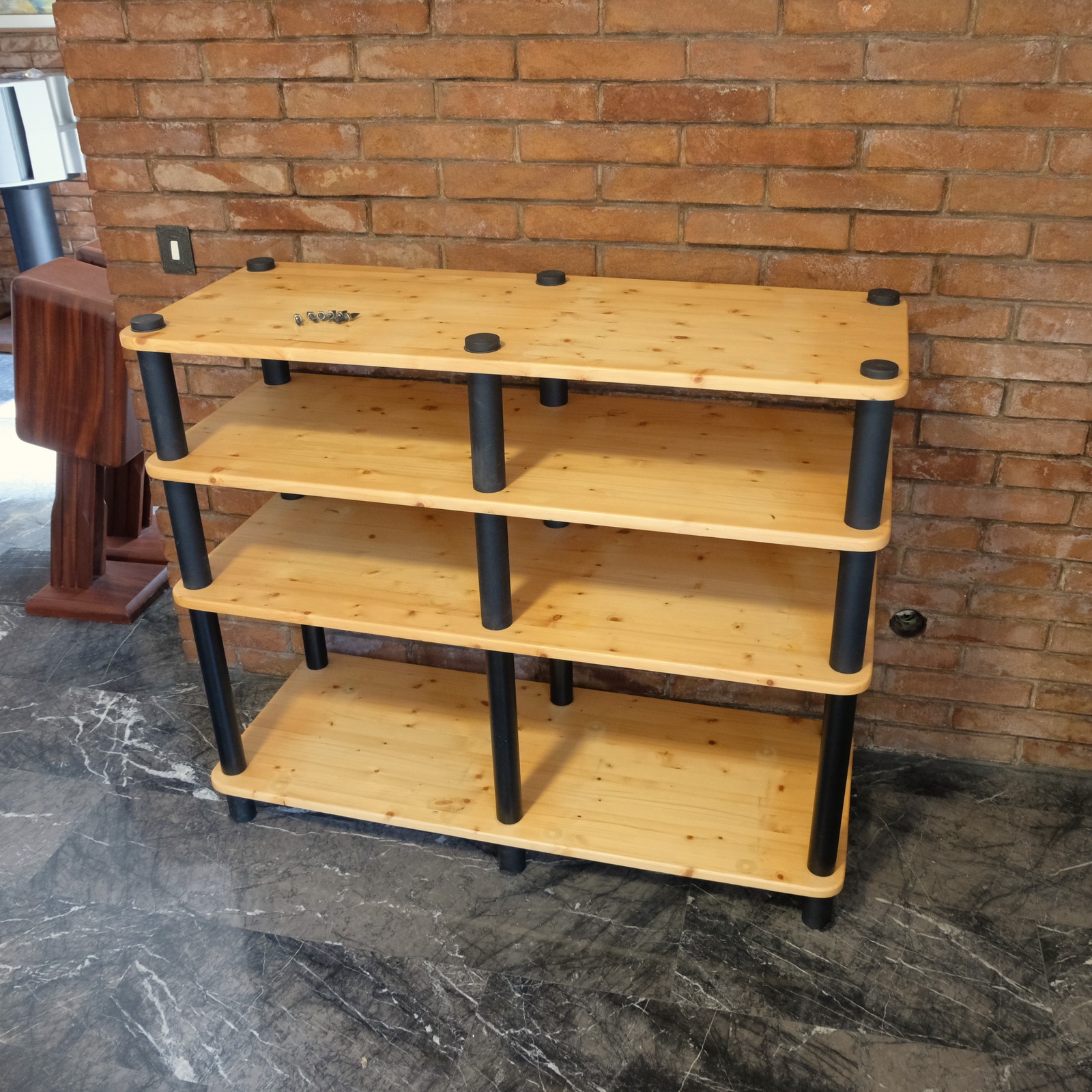 Tavolino hi-fi in abete 4 ripiani con punte