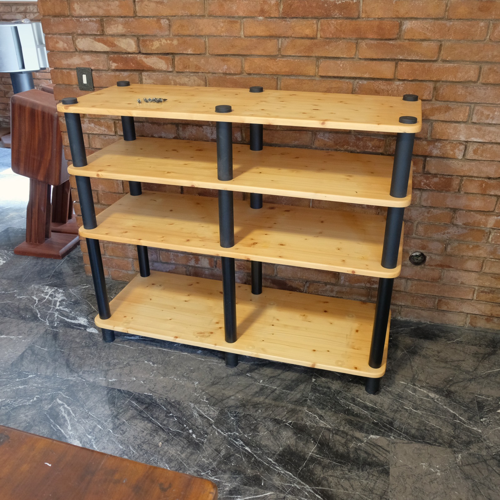 Tavolino hi-fi in abete 4 ripiani con punte