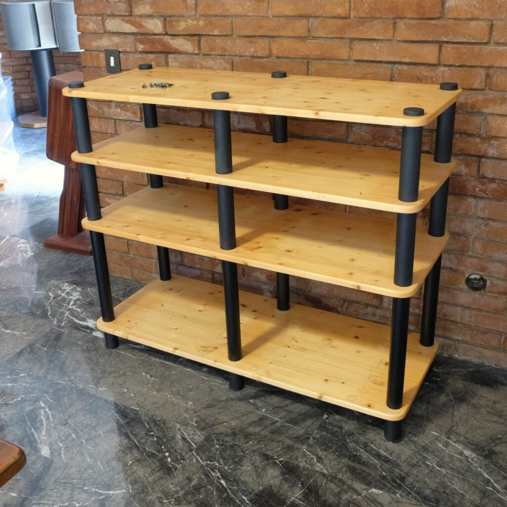 Tavolino hi-fi in abete 4 ripiani con punte