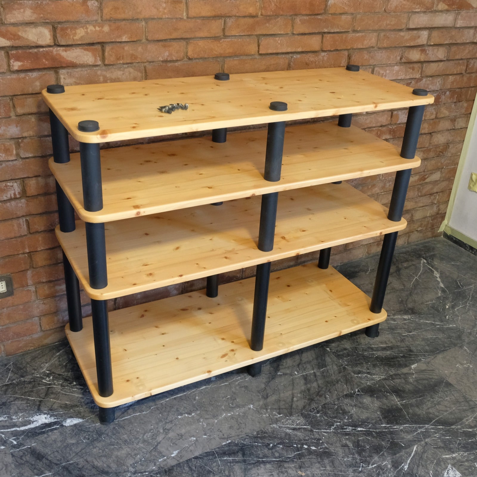 Tavolino hi-fi in abete 4 ripiani con punte
